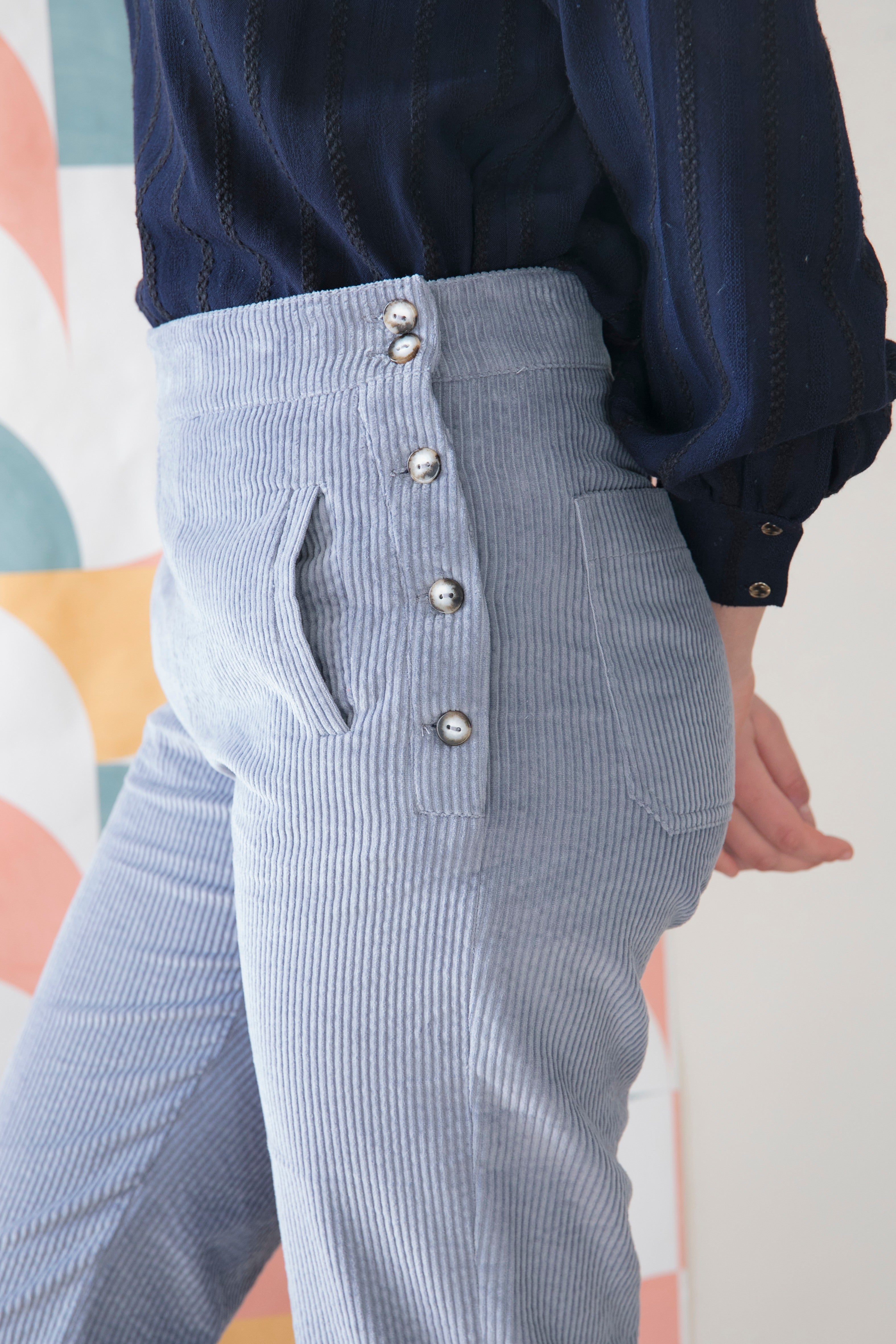PANTALON MILAN PANA AZUL GRISACEO.