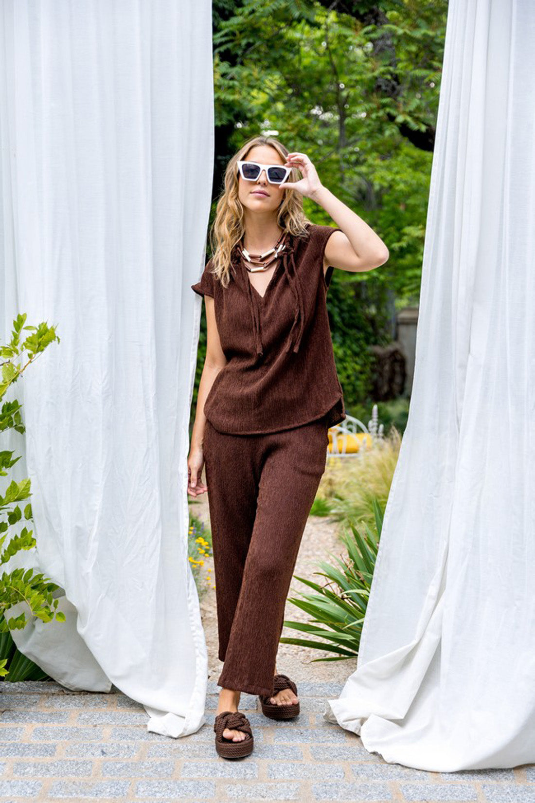 PANTALON EFECTO ARRUGADO MARRON