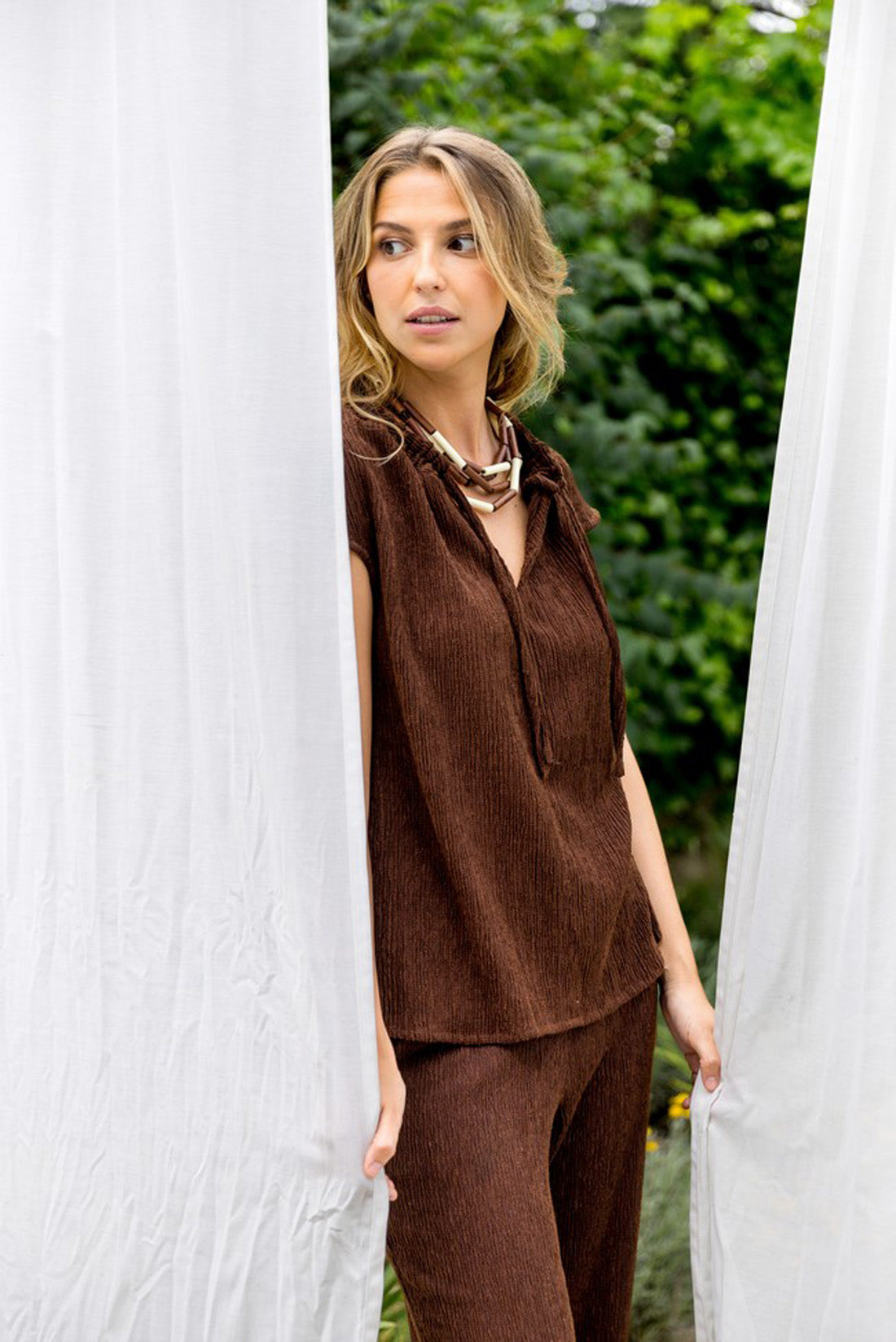 TOP CINTAS EFECTO ARRUGADO MARRON
