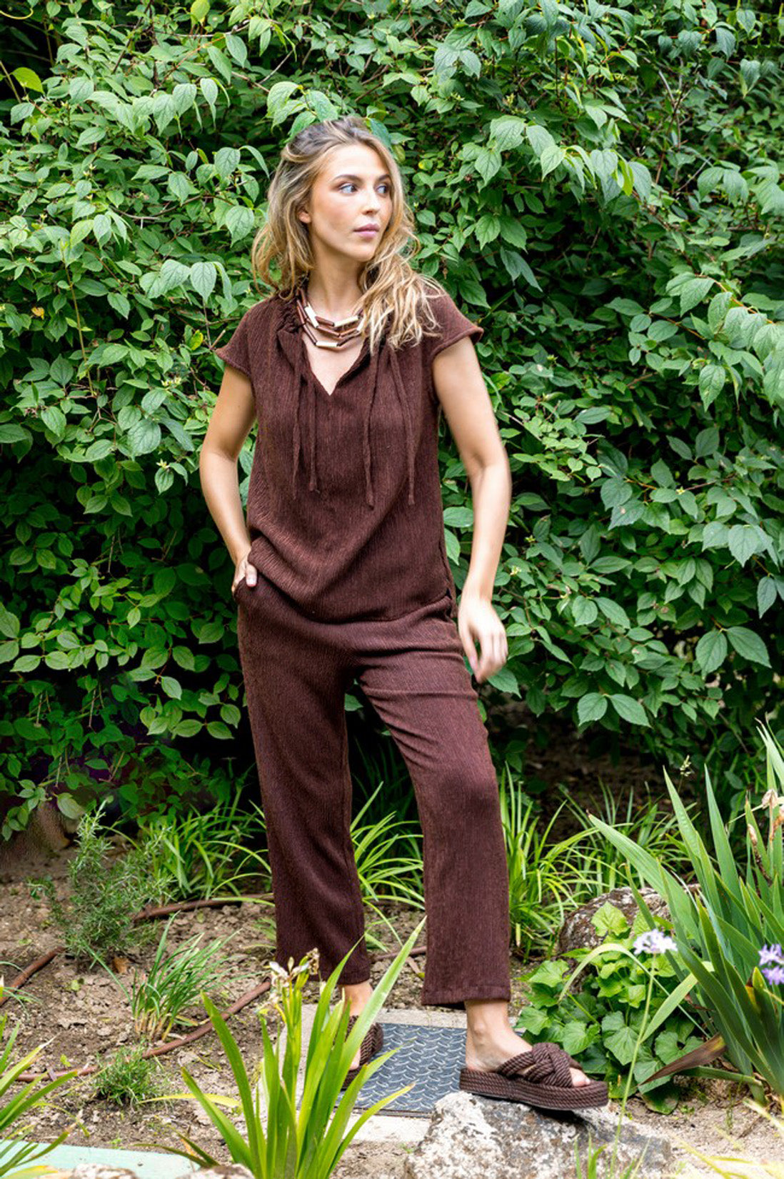 PANTALON EFECTO ARRUGADO MARRON