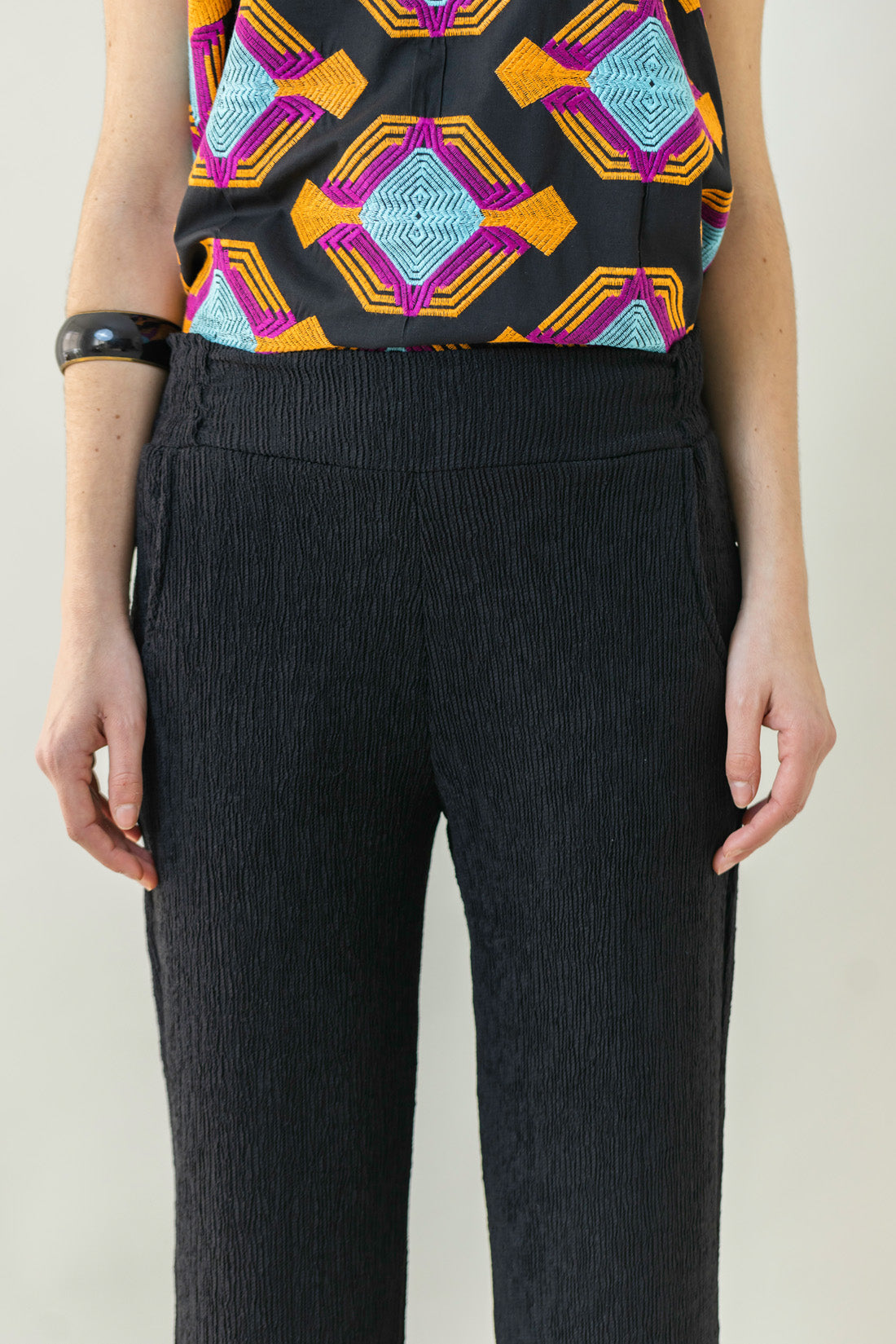 PANTALON EFECTO ARRUGADO NEGRO