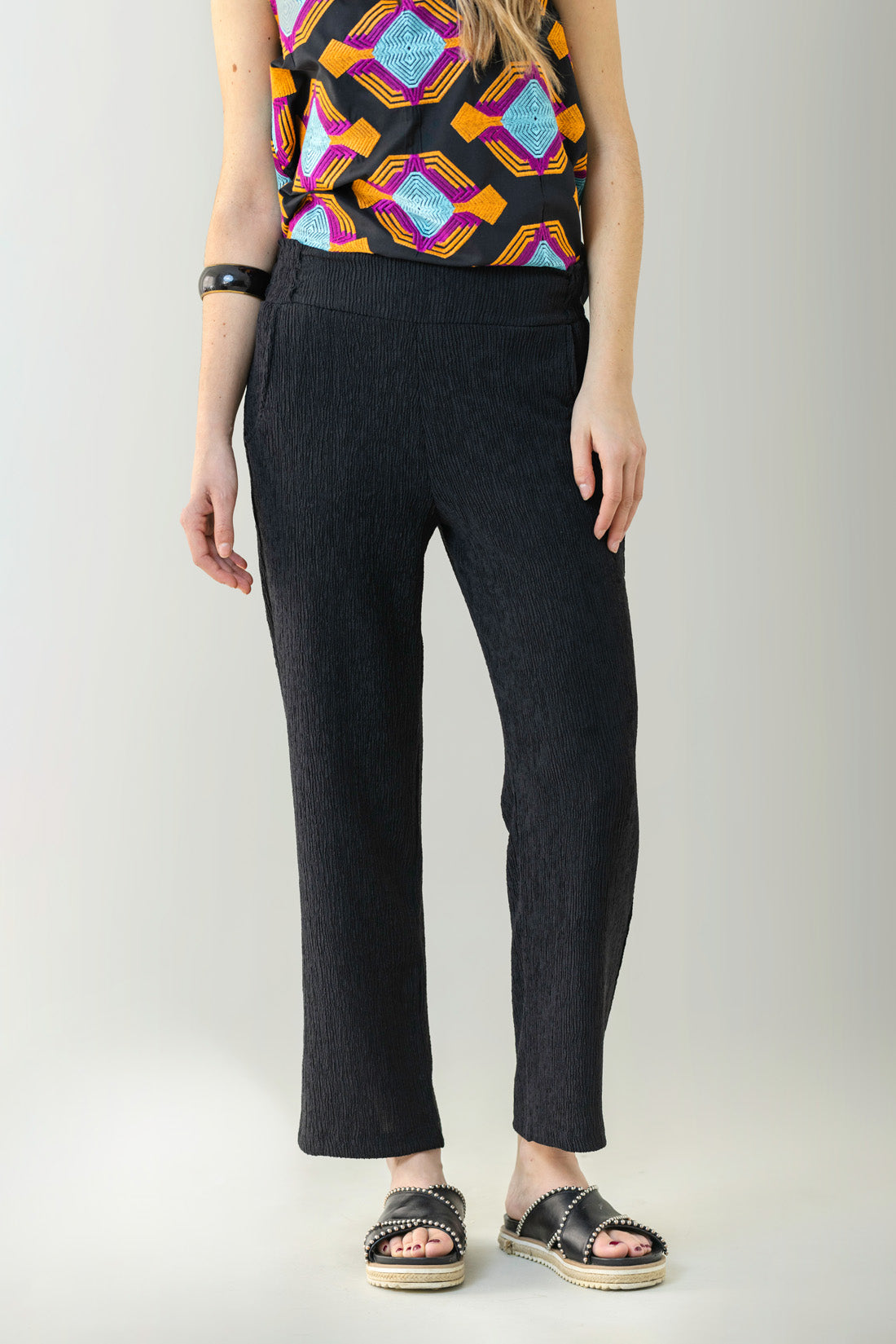 PANTALON EFECTO ARRUGADO NEGRO